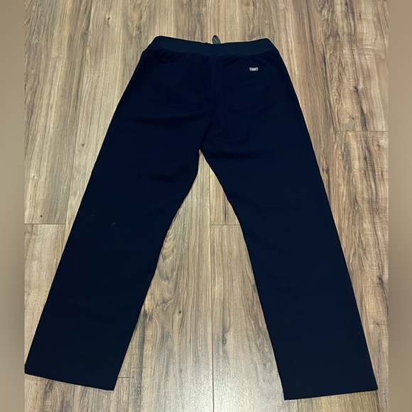 Women’s figs scrubs - Picture 3 of 3